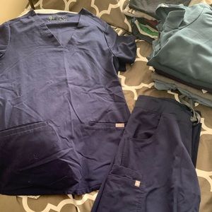 FIGS 2 Pocket Scrub Top & Cargo Pants